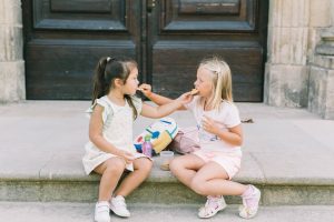 Copines qui jouent ensemble après une rentrée scolaire apaisée