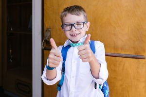 Garçon confiant et souriant le jour de la rentrée scolaire