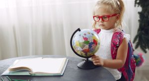Petite fille sereine pour la rentrée scolaire